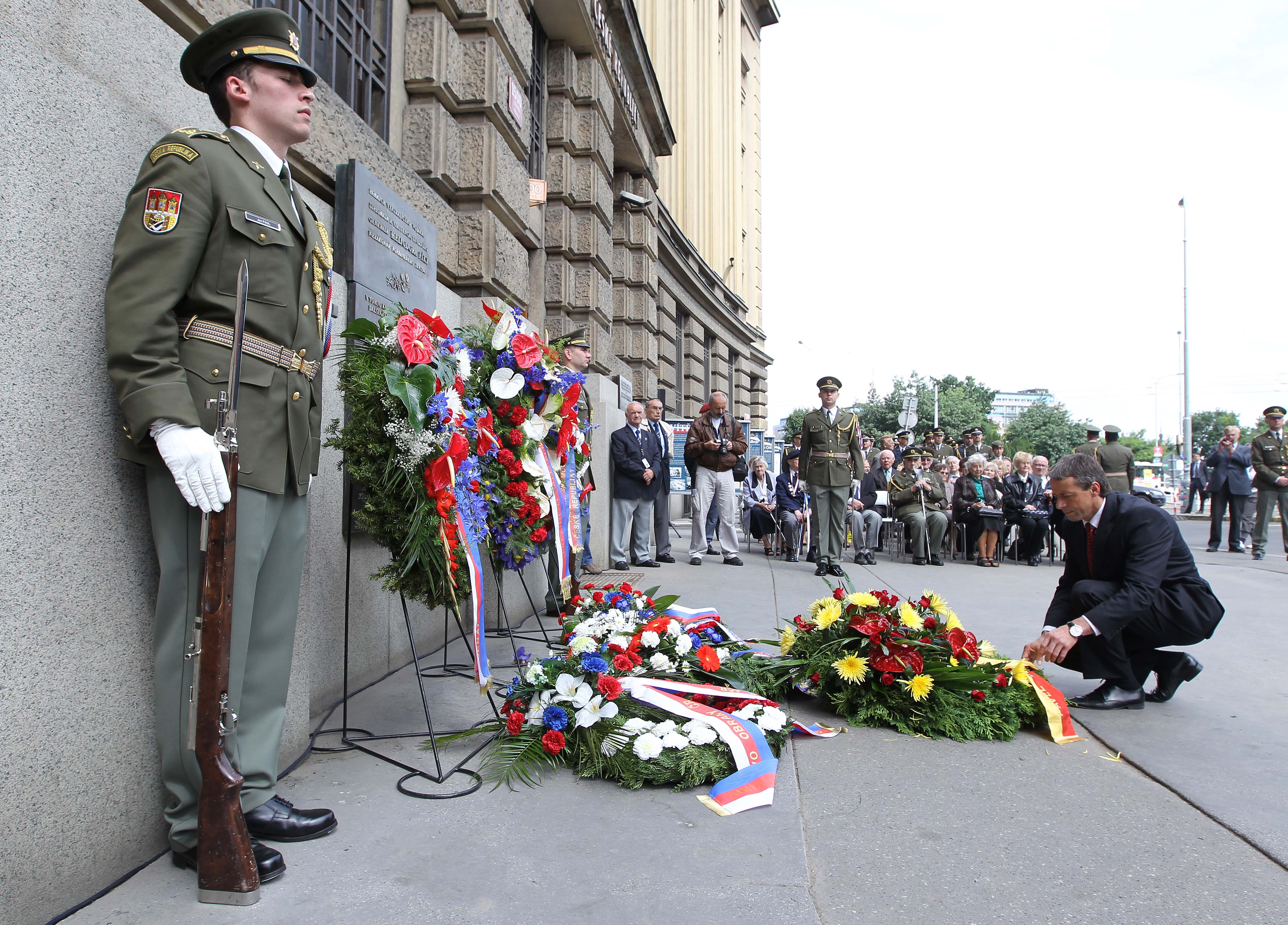 Dnes se před budovou Generálního štábu v Praze na Vítězném náměstí konalo pietní shromáždění k výročí popravy generála Heliodora Píky.