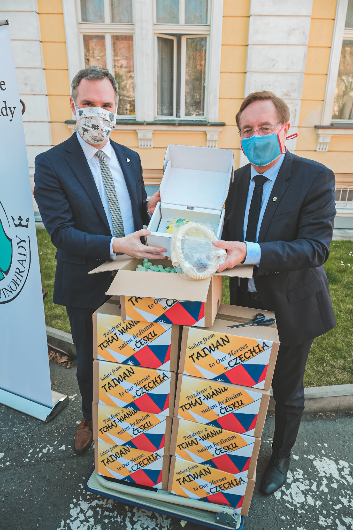 Plicní ventilátory z tchaj-wanského daru budou zachraňovat lidské životy v nemocnicích v Praze