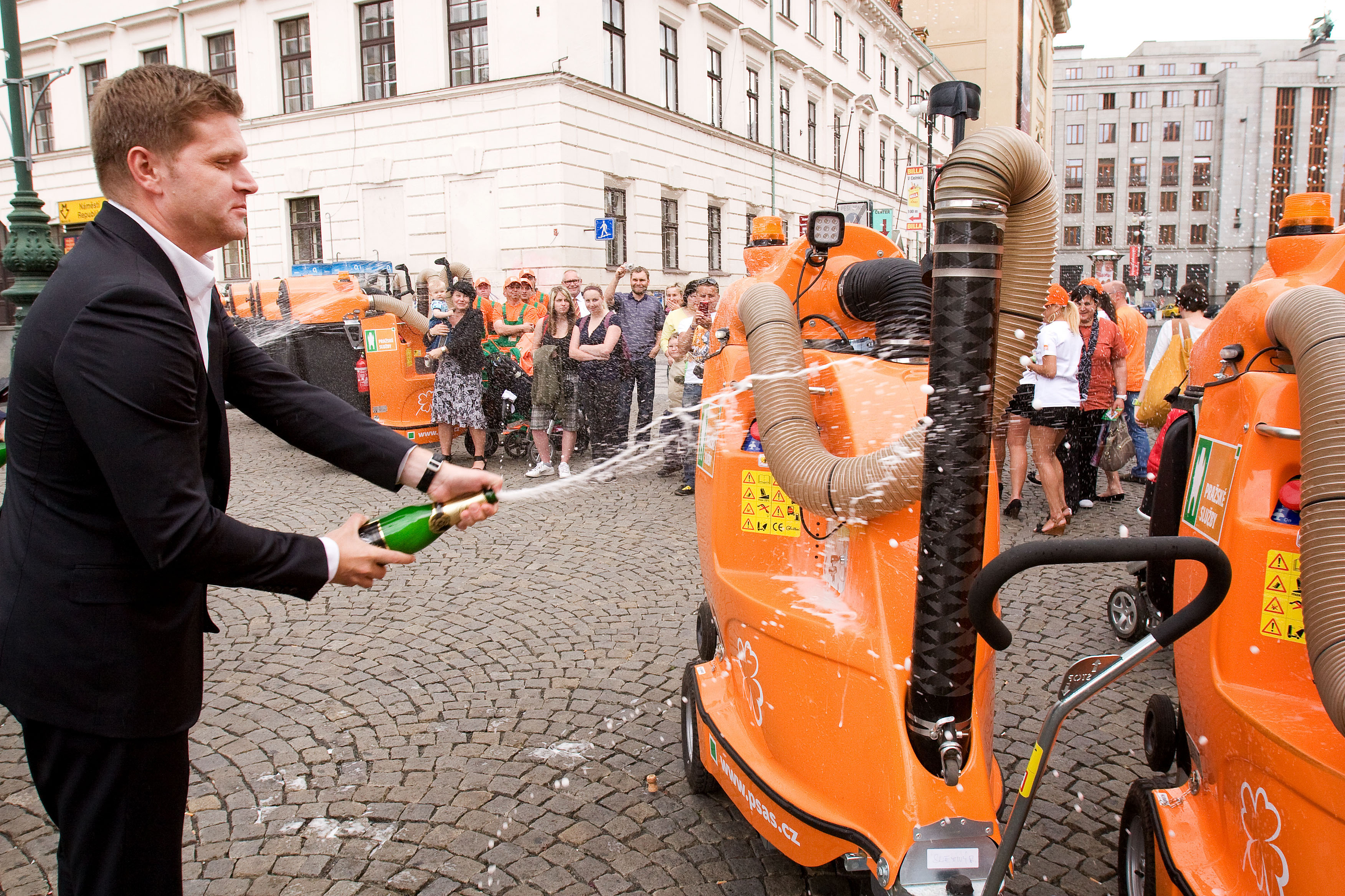 Pohlednější ulice a čistší vzduch díky novým komunálním vysavačům Pražských služeb