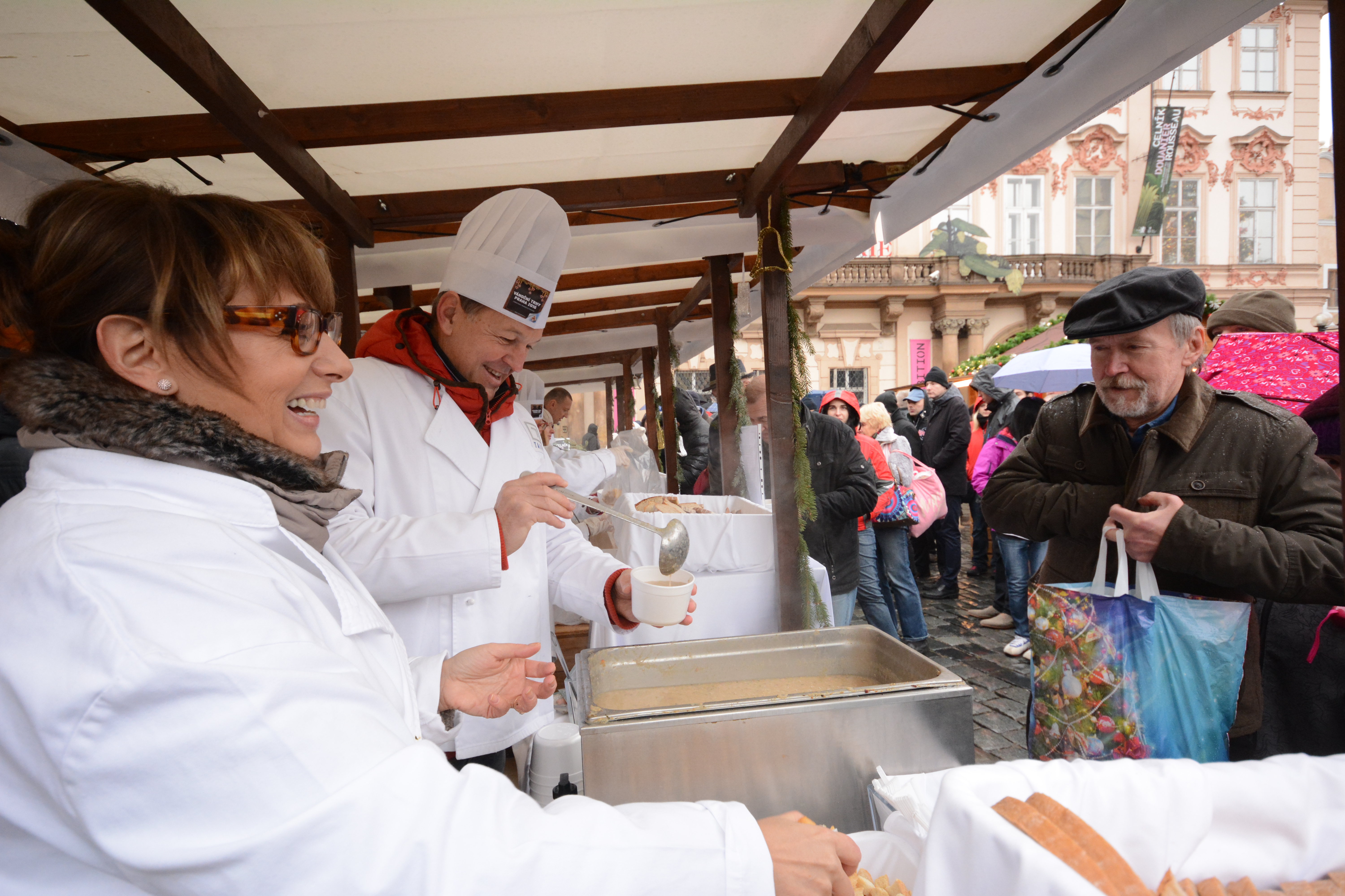 2372782_Pražská primátorka Adriana Krnáčová se i letos ujala tradičního primátorského úkolu nalévat rybí polévku na Staroměstském náměstí