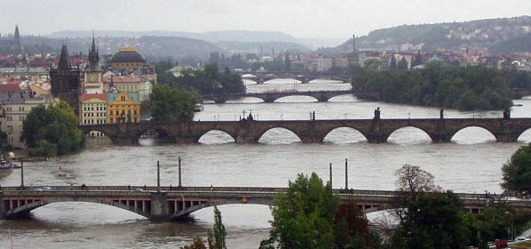 Pražské mosty při povodních v roce 2002.