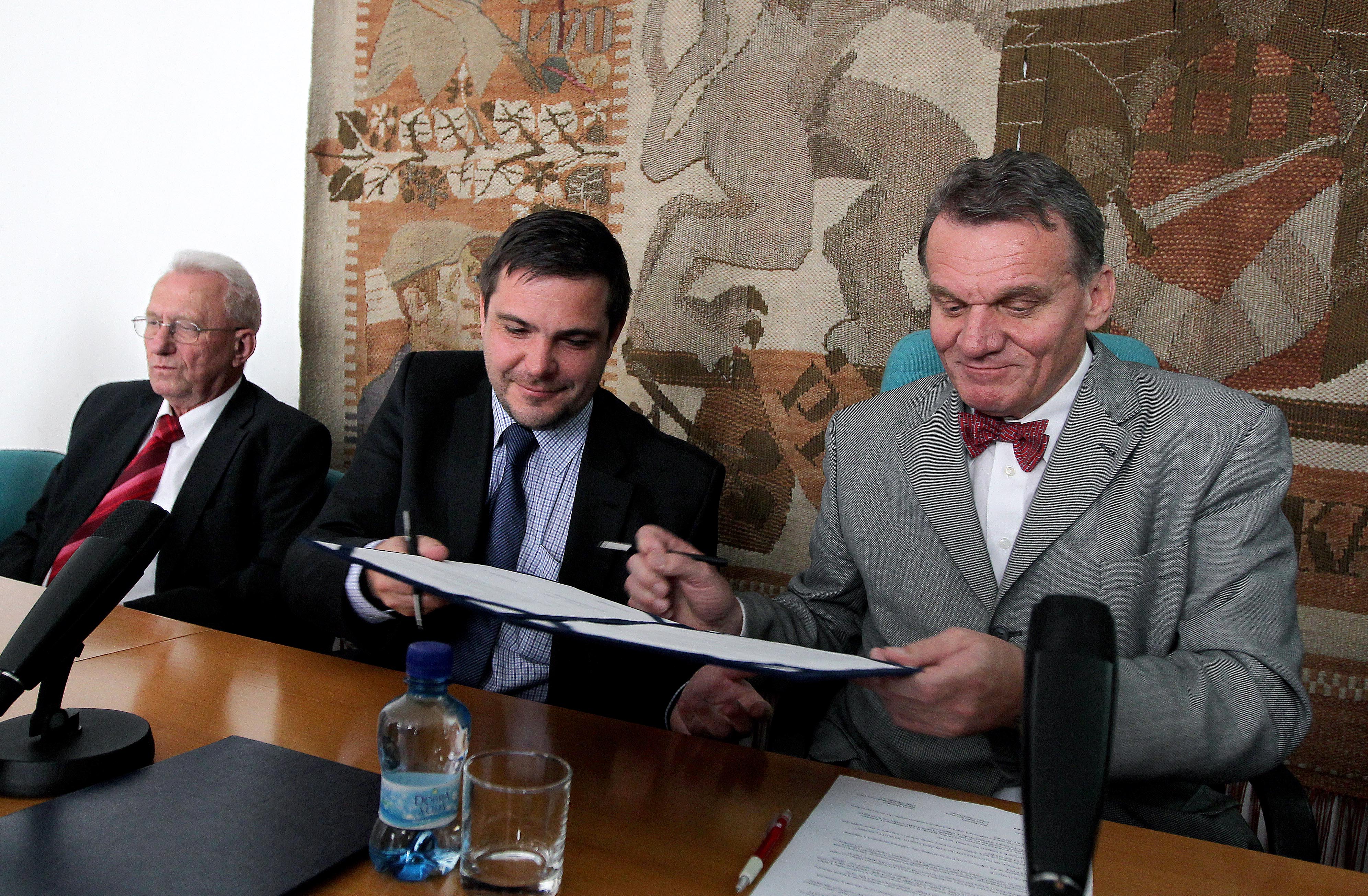 Pražský primátor Bohuslav Svoboda a první náměstek Karel Březina podepsali s představiteli společností PRE, EON a RWE Memorandum o jednotném postupu při zavádění elektrom