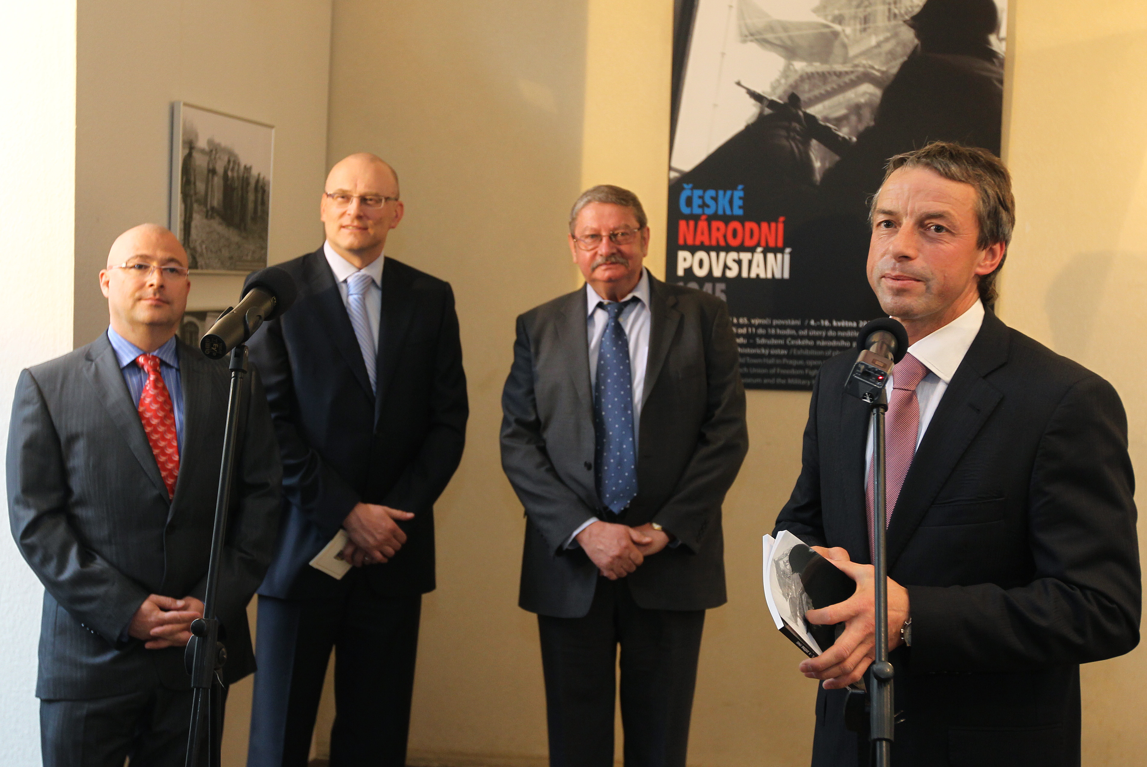 Křížová chodba Staroměstské radnice hostí výstavu k výročí Pražského povstání