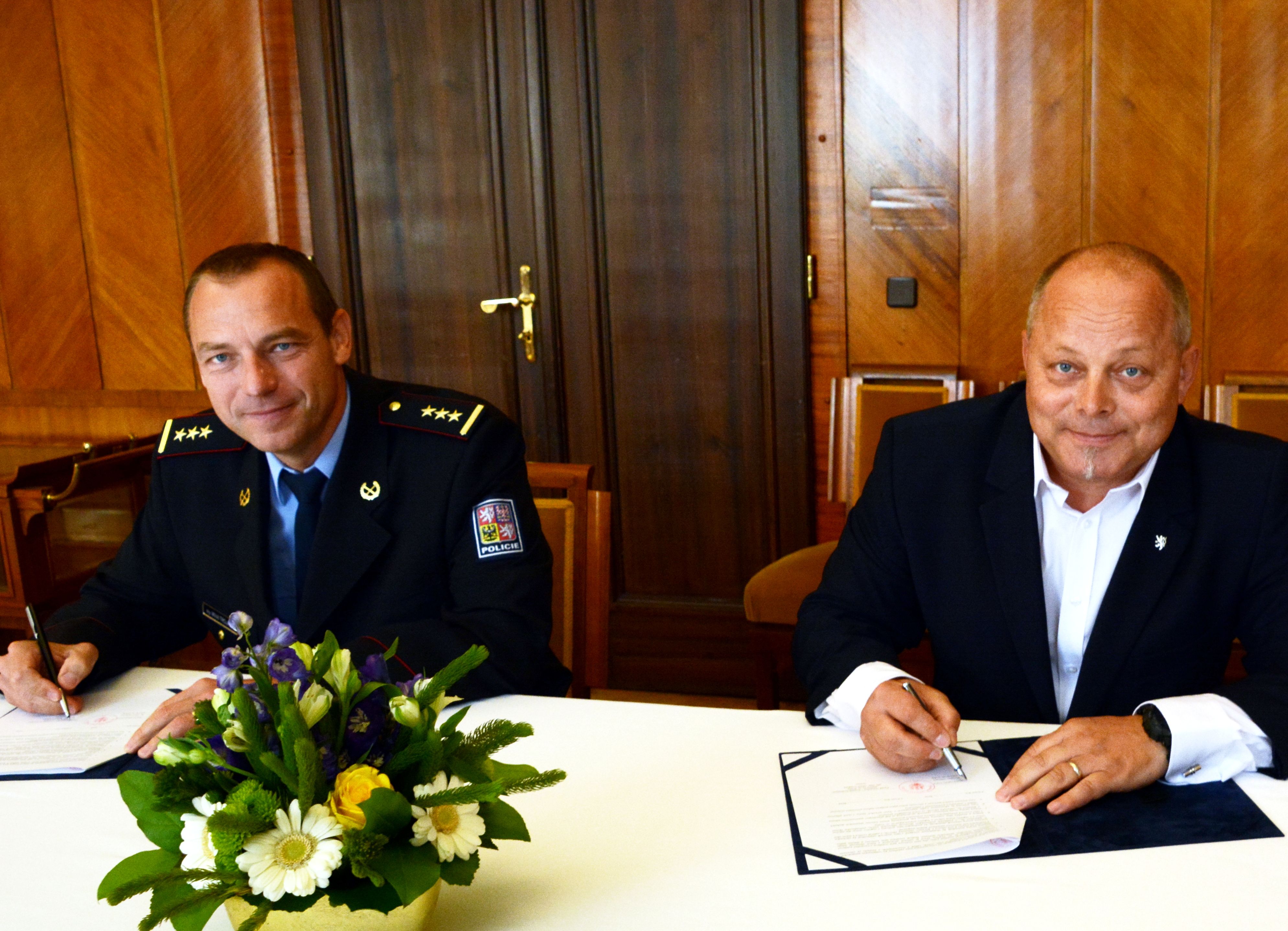 Pražský radní pro bezpečnost oficiálně stvrdil finanční dar policii