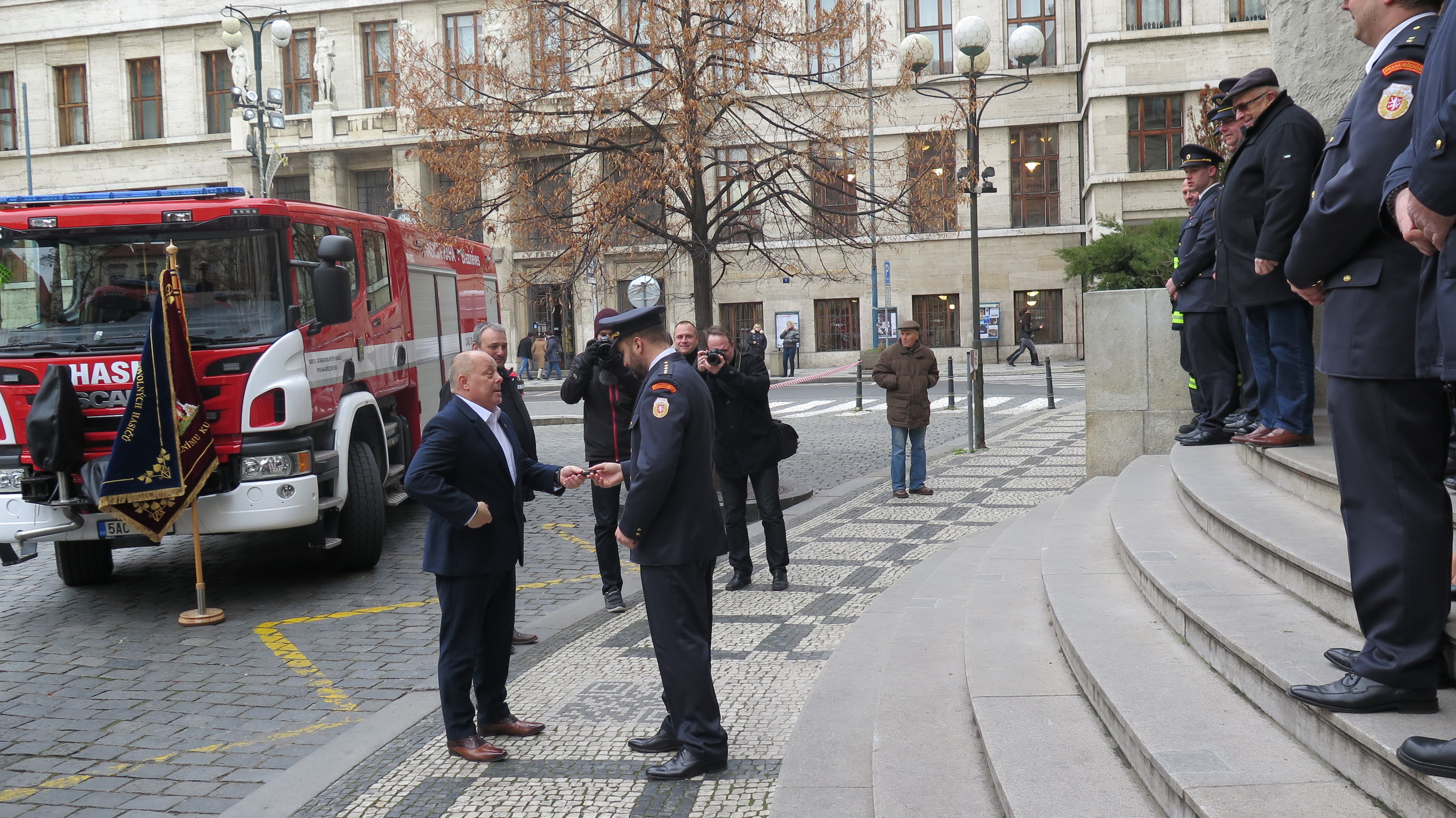 Předání nové cisternové automobilové stříkačky dobrovolným hasičům městské části Praha - Březiněves