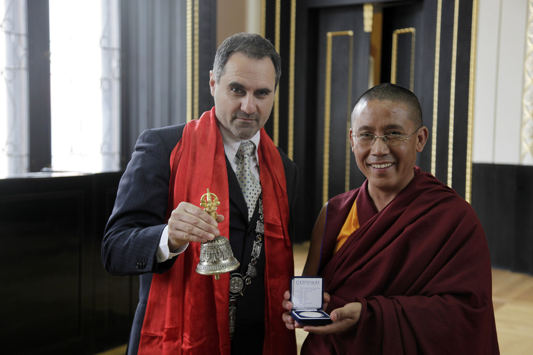 Předseda výboru pro zahraniční vztahy a cestovní ruch Jan Kalousek přijal představeného mahájánského buddhismu Geshe Thubten Yontena