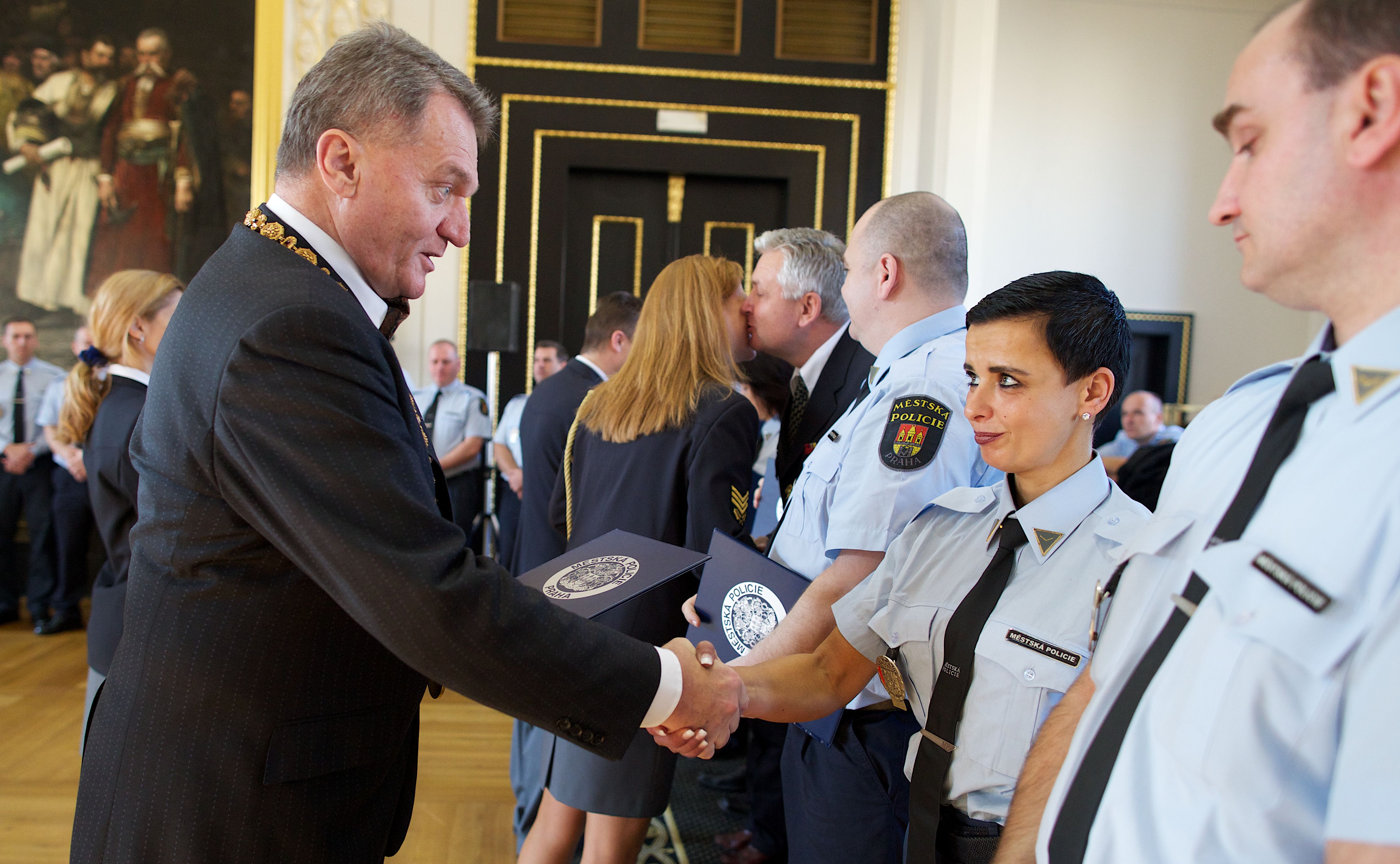 Primátor Svoboda ocenil mimořádné zásluhy a věrnost pražských strážníků