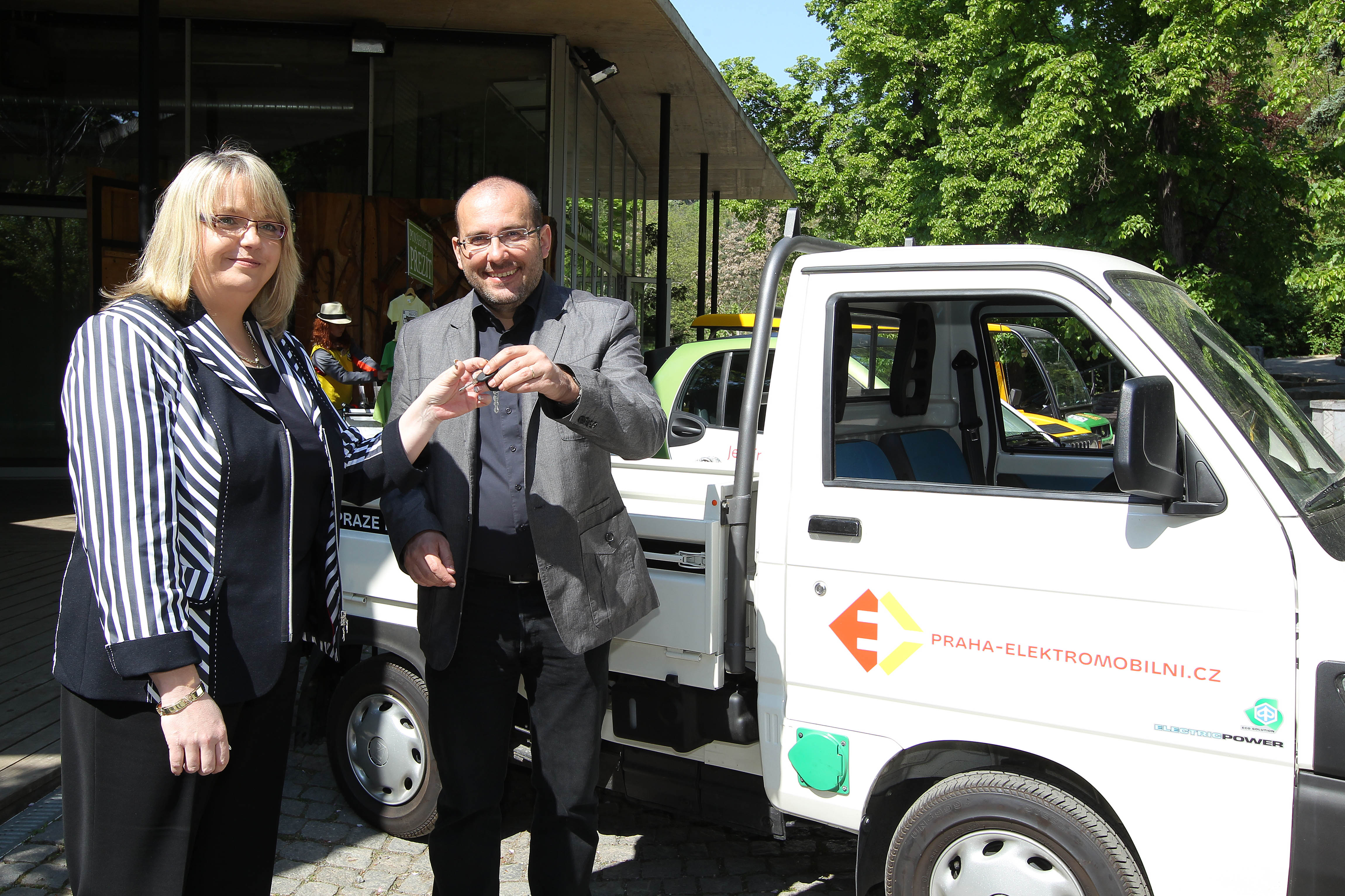 Projekt Praha-elektromobilní pokračuje předáním elektromobilu pražské zoo