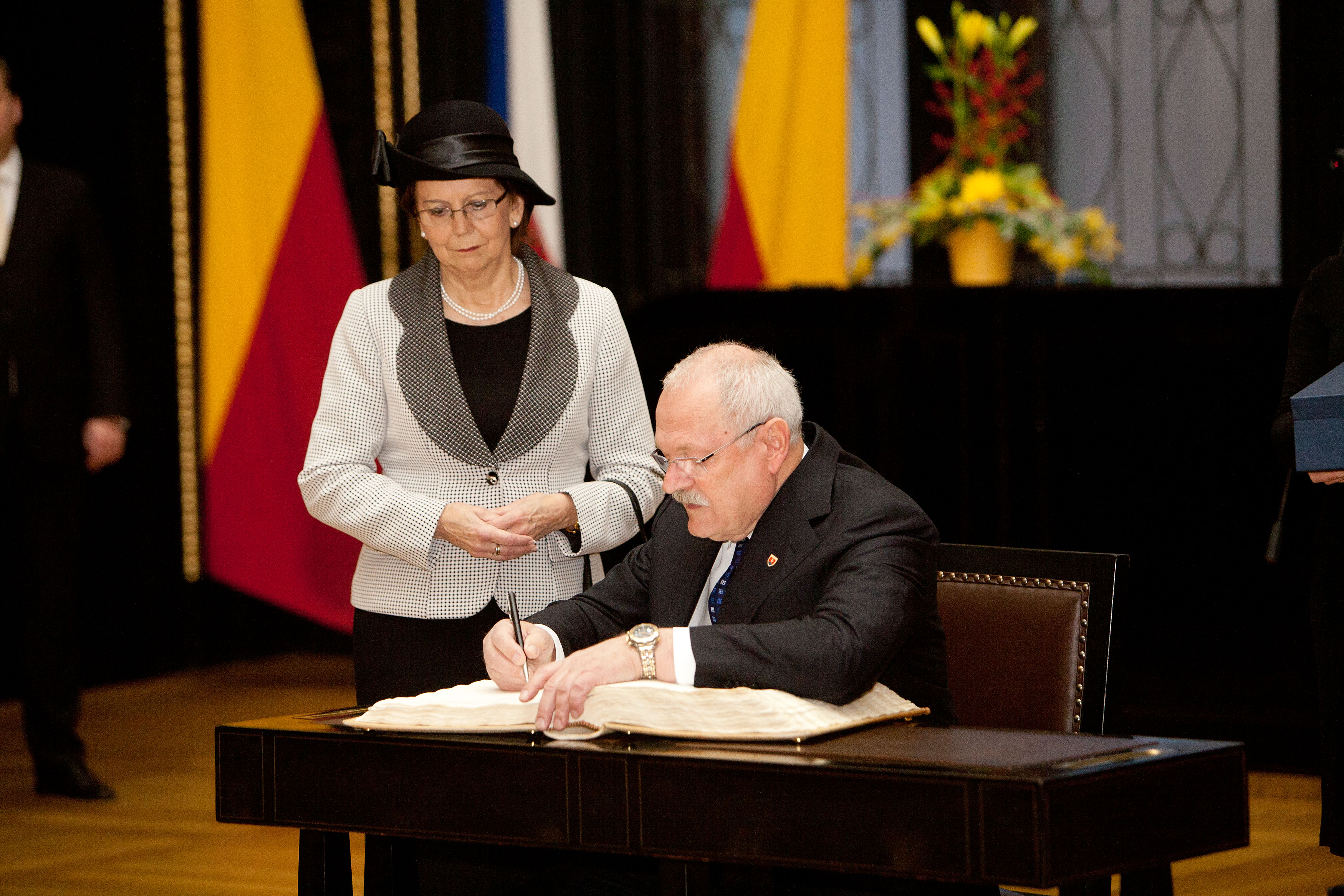 Slovenský prezident se podepsal do Pamětní knihy města a na závěr své návštěvy si prohlédl historické sály Staroměstské radnice.