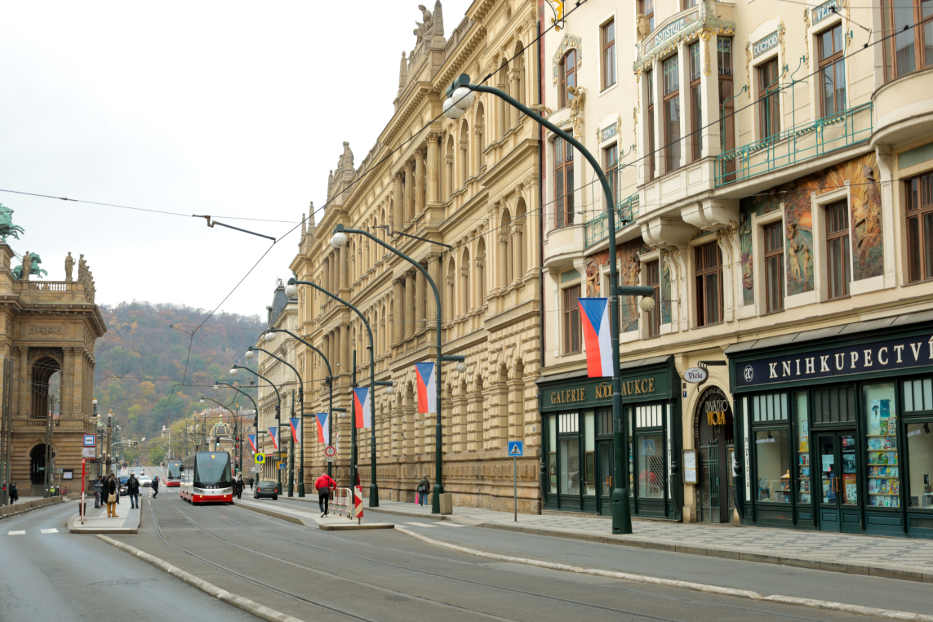 státní vlajky na stožárech veřejného osvětlení v historickém centru města