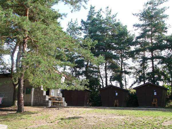 Táborová základna se nachází na kraji obce Kozojedy v okrese Kolín v blízkosti rybníka.