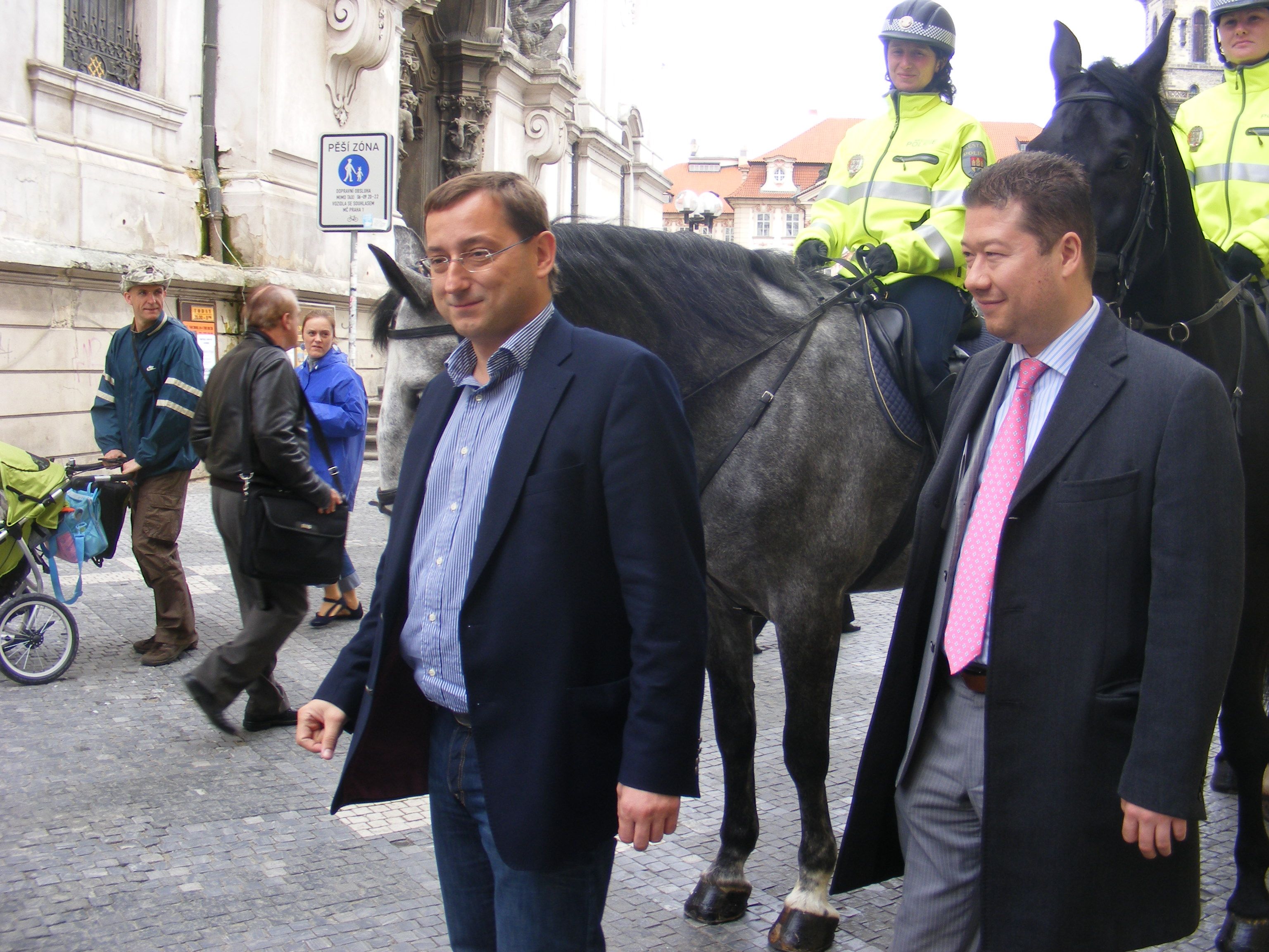 Turisty v centru Prahy ohlídají strážníci na koních