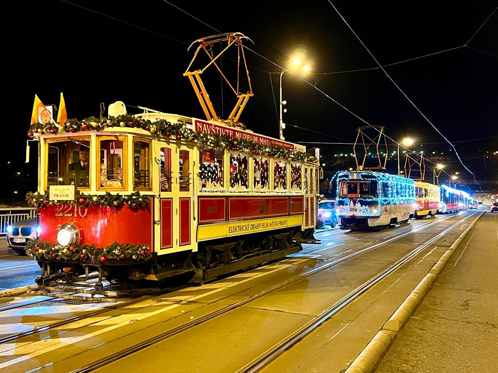 Vánočně nazdobené tramvaje