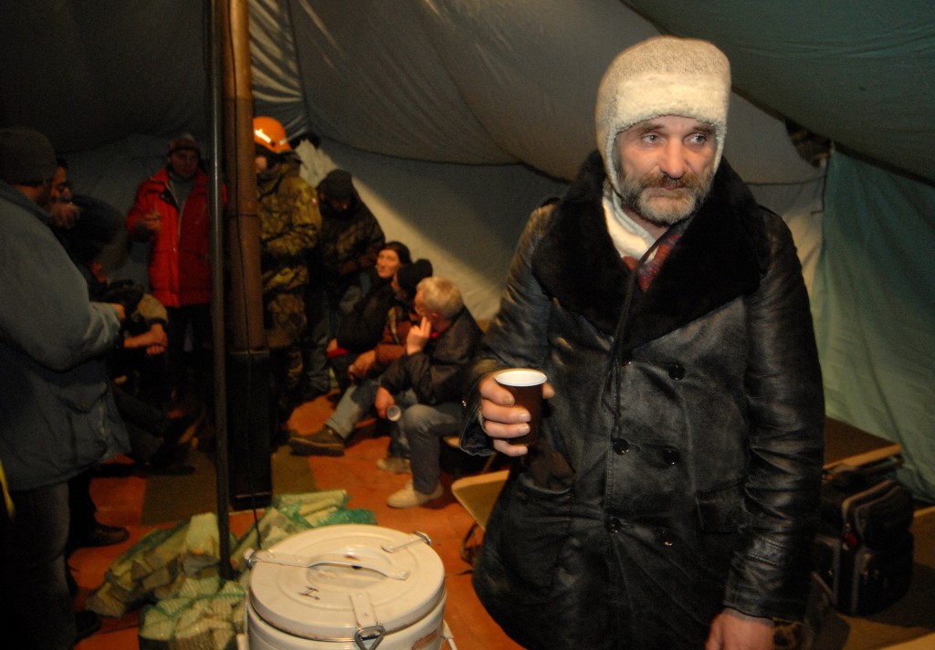 Bezdomovci mohli v zimě přespávat ve vojenských stanech na Letenské plani kvuli mrazivému počasí.