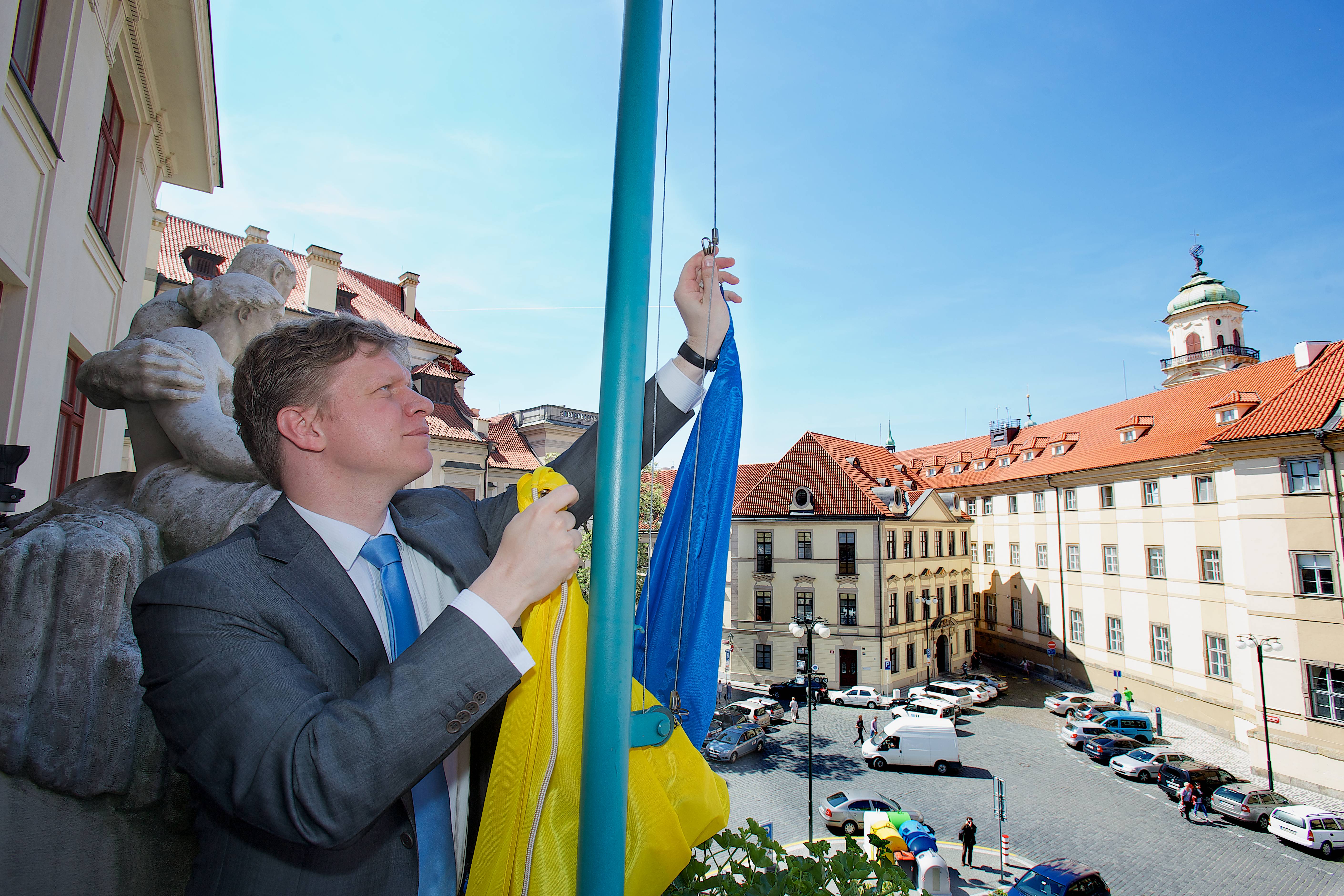 Vyvěšení ukrajinské vlajky na budově Nové radnice