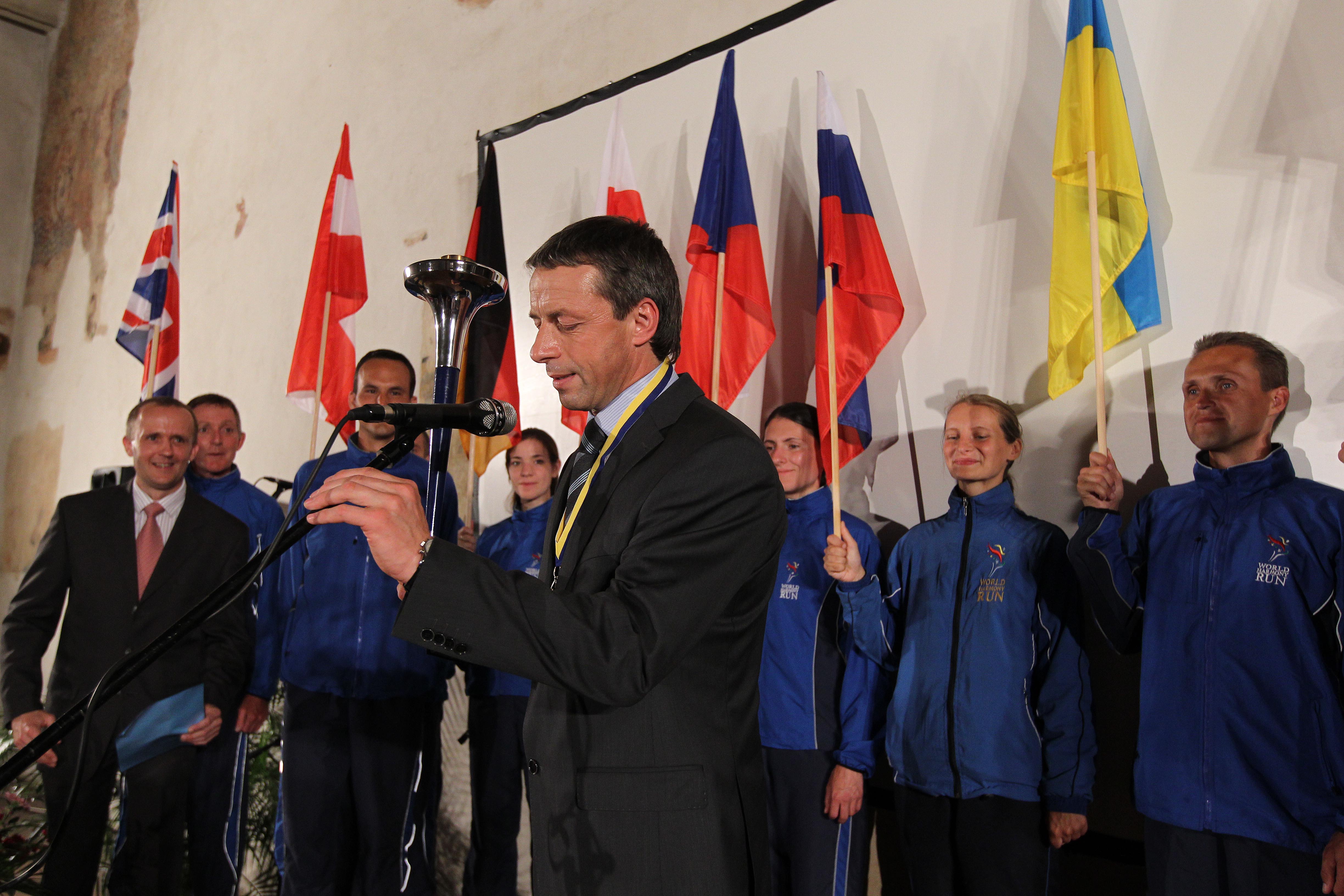 713323_Primátor Pavel Bém obdržel medaili „Nositel pochodně“ World Harmony Run