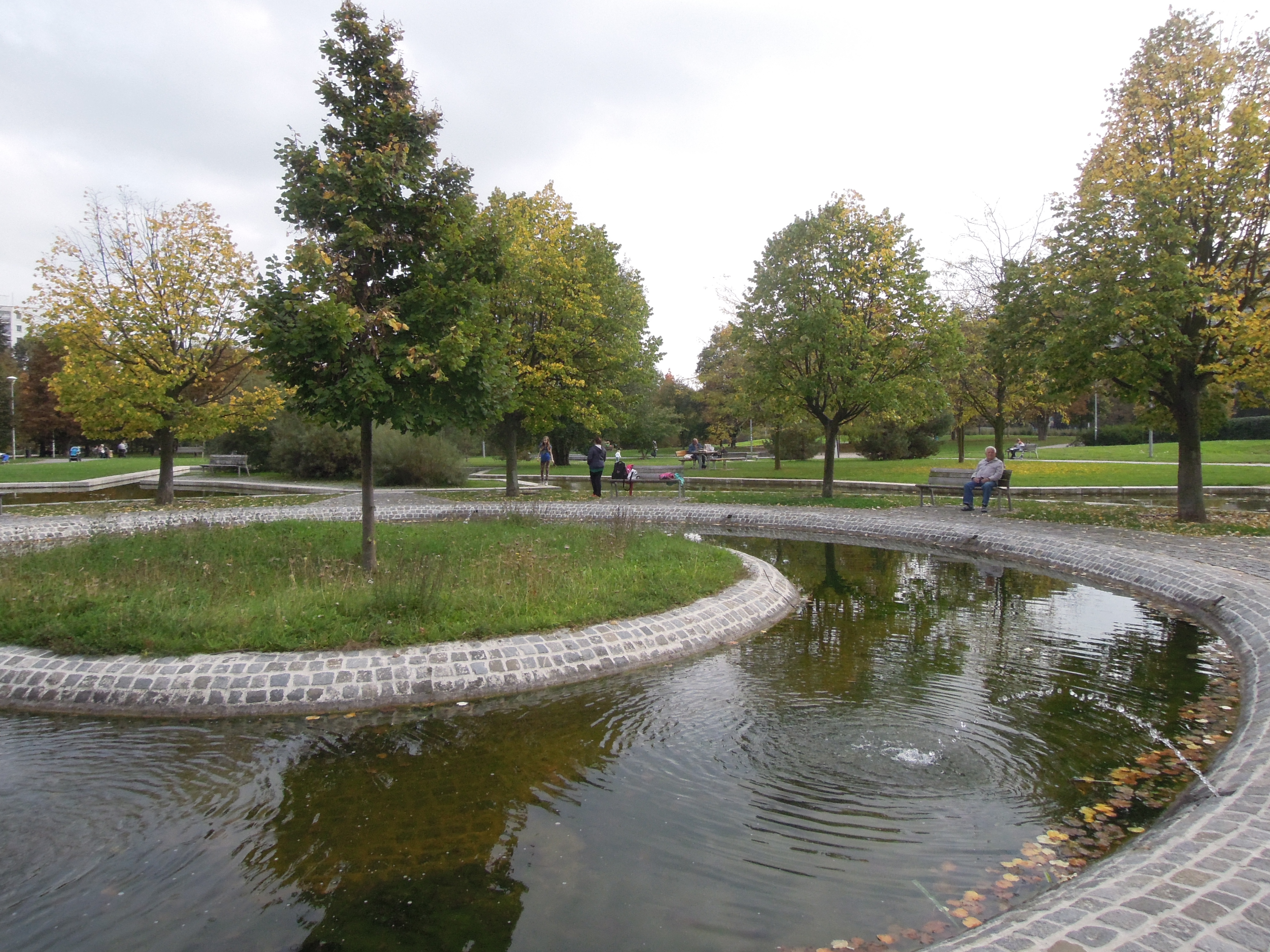 trasa č.4 - Střížkov-Palmovka, Podzimní pohled na park Přátelství