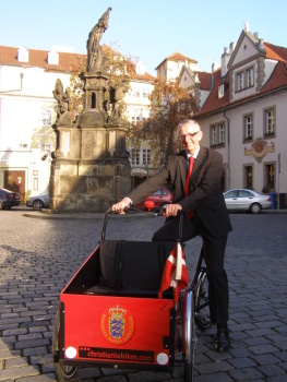 Své Volvo nechal pan velvyslanec stát a po Praze se údajně pohybuje hlavně pěšky a na kole. Foto: NaKole.cz.