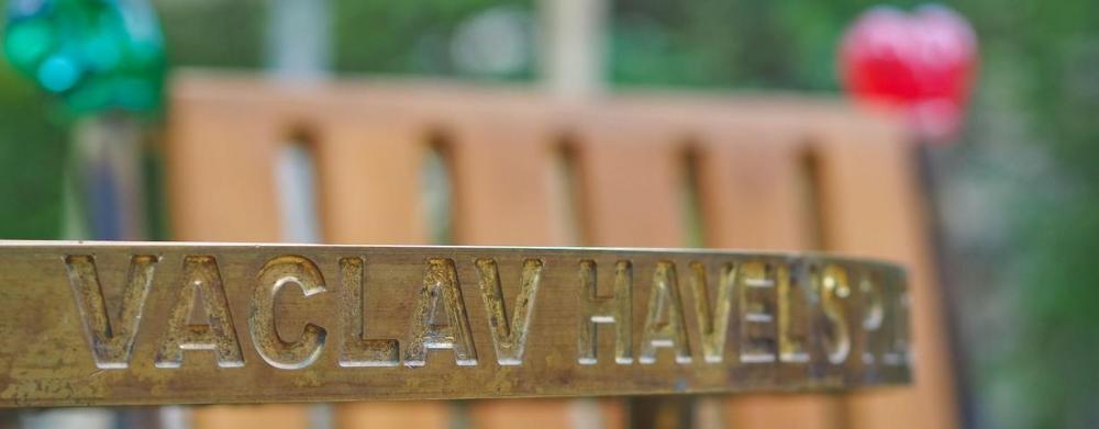 the_václav_havel_bench_has_returned_to_the_leopold_park