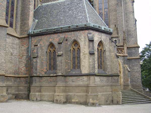 Celkový pohled na kostel  na severní část soklu