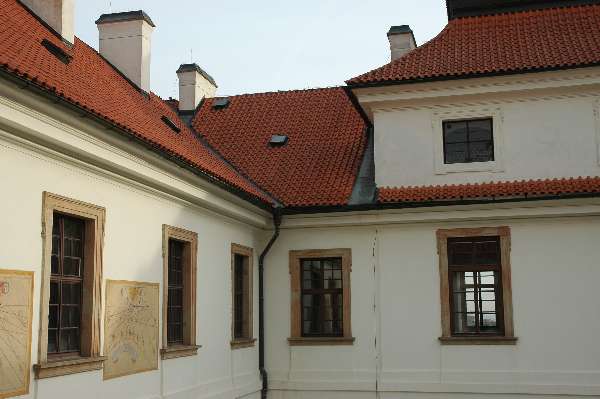 Celkový pohled  na střechu prelartury kláštera