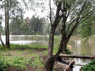 nově upravený rybník na okraji újezdu nad lesy
