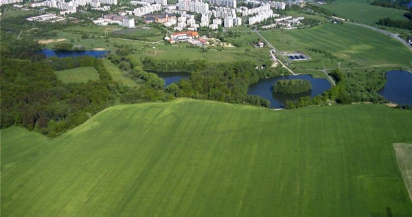 Letecký pohled na PP Milíčovský les a rybníky od jihovýchodu - Milíčovský rybník, Homolka a Vrah