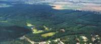 Letecký pohled na Klánovický les, který představuje jeden z největších lesních komplexů na území Prahy