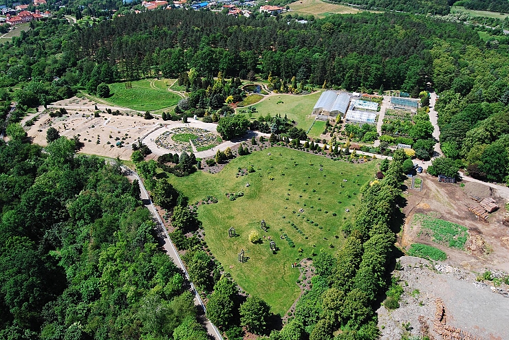 Letecký pohled na současný stav areálu Sever Botanické zahrady Praha. Vstupní objekt je plánován v pravé dolní části snímku