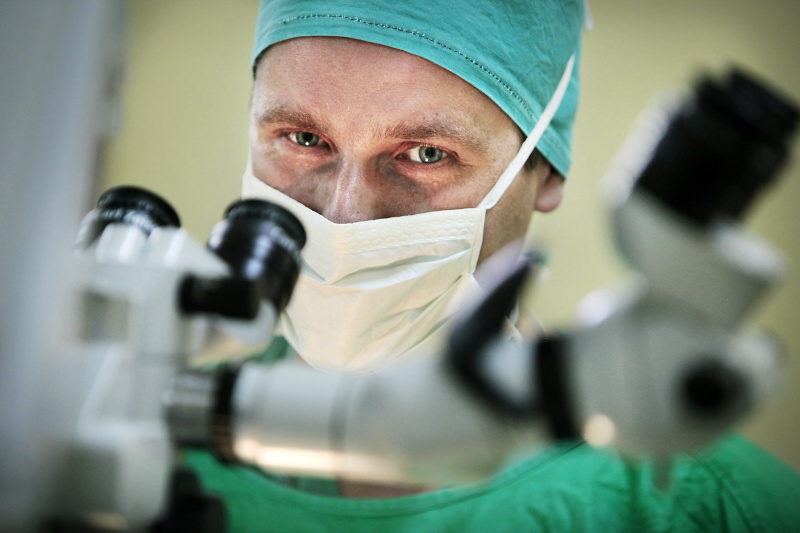 Dr. Piet Noë je jedním z lékařů, kteří pracují v oční klinice v kabgayi, zdroj: www.svetloprosvet.cz.