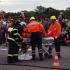 3.9.2006-Zraněného, kterého hasiči vyprostili z vraku, přebírají  záchranáři