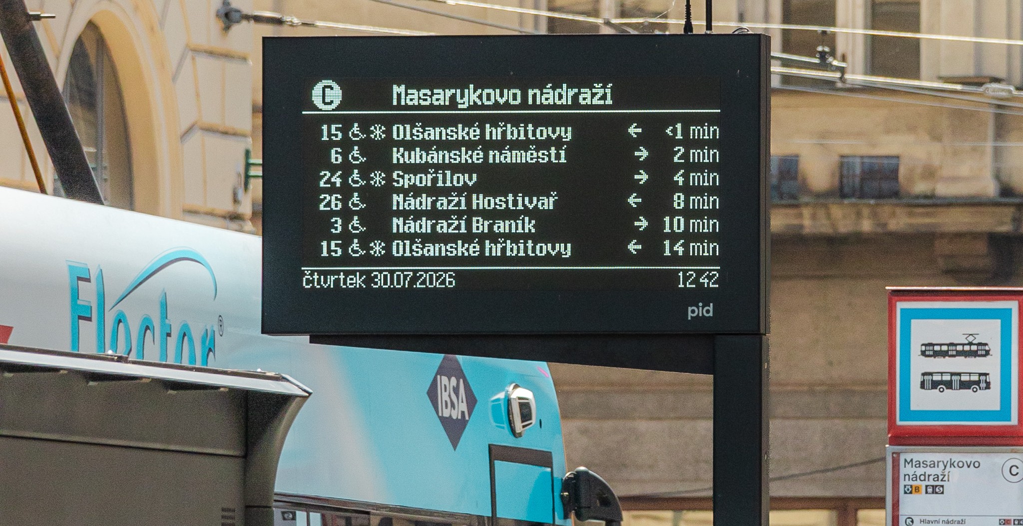 Digitální odjezdový panel na zastávce Masarykovo nádraží
