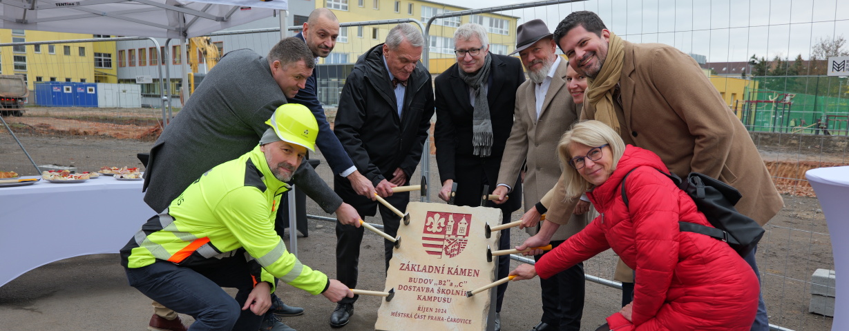 Dostavba posledních dvou budov pro Základní školu a Mateřskou školu Dr. E. Beneše v Čakovicích