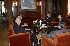 Dnes odpoledne se pražský primátor Pavel Bém a náměstkyně primátora Markéta Reedová pracovně setkali s velvyslancem Francie Jeho Eminencí panem Charlesem Friesem. 