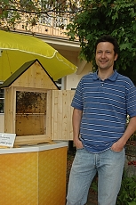 Radní hl. m. Prahy Petr Štěpánek se dnes v areálu Jedličkova ústavu zúčastnil slavnostního zahájení činnosti kroužku mladých včelařů.