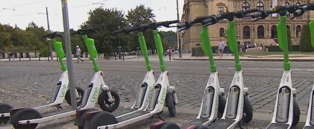 Elektrokoloběžky na chodníku v centru Prahy