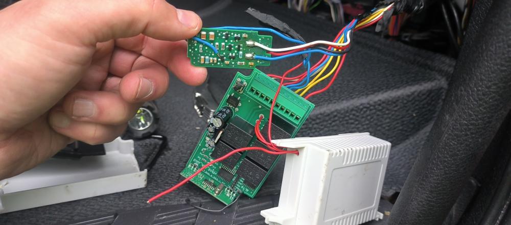 Fotografie z kontroly, kde je vidět část nelegálního zařízení, které bylo připojeno k tachografu