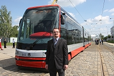 Radní pro oblast dopravy Radovan Šteiner se v pondělí 15. června svezl vůbec první tramvají 15T ForCity v Praze. Tramvaj přivezli z plzeňské Škoda Transportation v noci z neděle na pondělí.