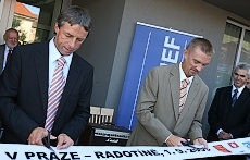 Primátor hl. m. Prahy Pavel Bém dnes dopoledne slavnostně otevřel novou víceúčelovou halu v Radotíně.