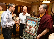 Pražský primátor Pavel Bém včera večer přijal v Rezidenci primátora buddhistické duchovní v čele se 17. Gjalwou Karmapou Thaje Dordžem. 