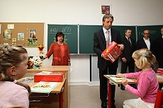 Pražský primátor Pavel Bém navštívil v první školní den Základní školu v Kolovratech v Praze 10. 