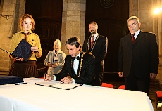 V rámci slavnostního večera podepsal primátor memorandum o vzájemné spolupráci při pořádání mezinárodního festivalu proti totalitě Mene Tekel. 