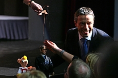 Pražský primátor Pavel Bém se zúčastnil premiérového představení Divadla Spejbla a Hurvínka v Spejblovo hudební zmatiné.