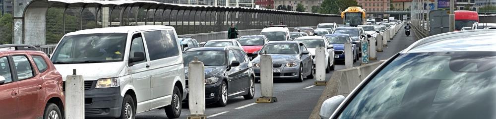 Ilustrační foto - auta v Praze