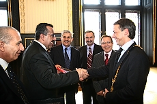 Dnes odpoledne slavnostně přijal primátor hl. m. Prahy Pavel Bém starostu Bagdádu pana  Sabera AL-Essawiho
