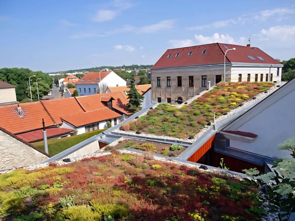 Jeden z pražských domů se zelenou střechou