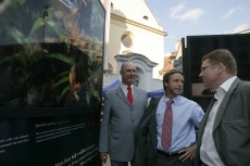 Zahájení výstavy se zúčastnili velvyslanec Francie Charles Friče, starosta městské části Praha 1 Petr  Hejma a další významní hosté.