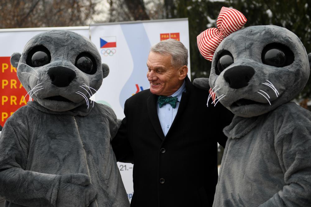 Primátor Svoboda s maskoty letošní Olympiády dětí a mládeže 
