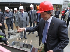 Dnes byl slavnostně uložen poslední kubík betonu a vztyčena májka stavby „ČVUT – Nová budova Dejvice“. 