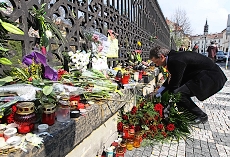 Primátor hlavního města Prahy Pavel Bém dnes uctil památku tragicky zesnulého prezidenta Polské republiky Lecha Kaczynského. Na polském velvyslanectví se při této příležitosti setkal s velvyslancem Polské republiky Janem Pastwou. 